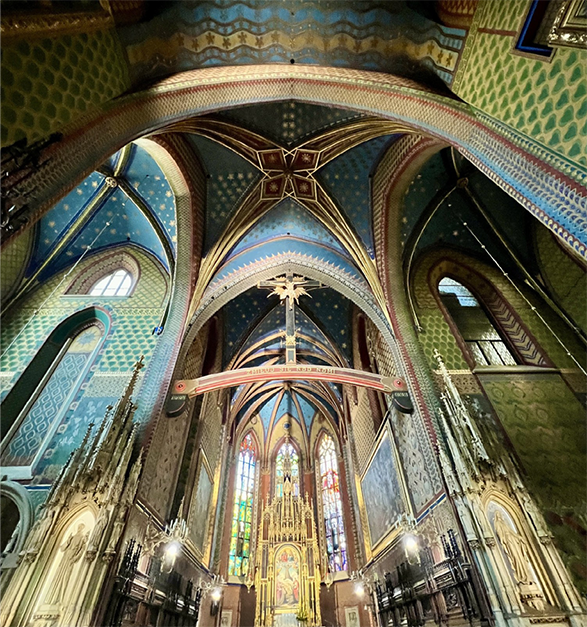 Wnętrze Bazyliki św. Franciszka z Asyżu w Krakowie z polichromiami Stanisława Wyspiańskiego i gwiaździstym sklepieniem.